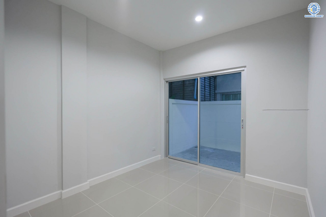 บ้านมือสองตกแต่งใหม่ ดีไซน์สวย ม.วิสต้าปาร์ค รัชดา-รามอินทรา เนื้อที่ 22.3 ตร.ว. ฟังก์ชัน 4 ห้องนอน 4 ห้องน้ำ จอดรถได้ 2 คัน รองรับทุกกิจกรรม บนทำเลเชื่อมต่อหลายเส้นทาง อาทิ ถนนประเสริฐมนูกิจ และถนนนวมินทร์ ใกล้รถไฟฟ้าสายสีชมพู "สถานีนพรัตน์" และจุดขึ้นทางด่วน "รามอินทรา"